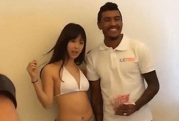 小南脱了内裤打开腿让人c