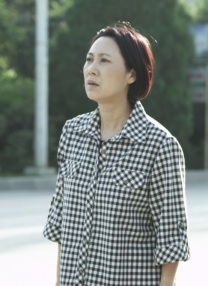 把自己反绑装在箱子寄出去